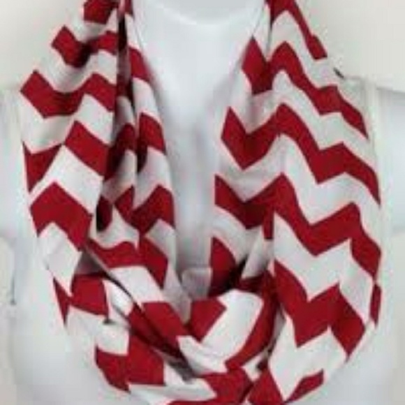 Red and white chevron halo scarf - Picture 4 of 4